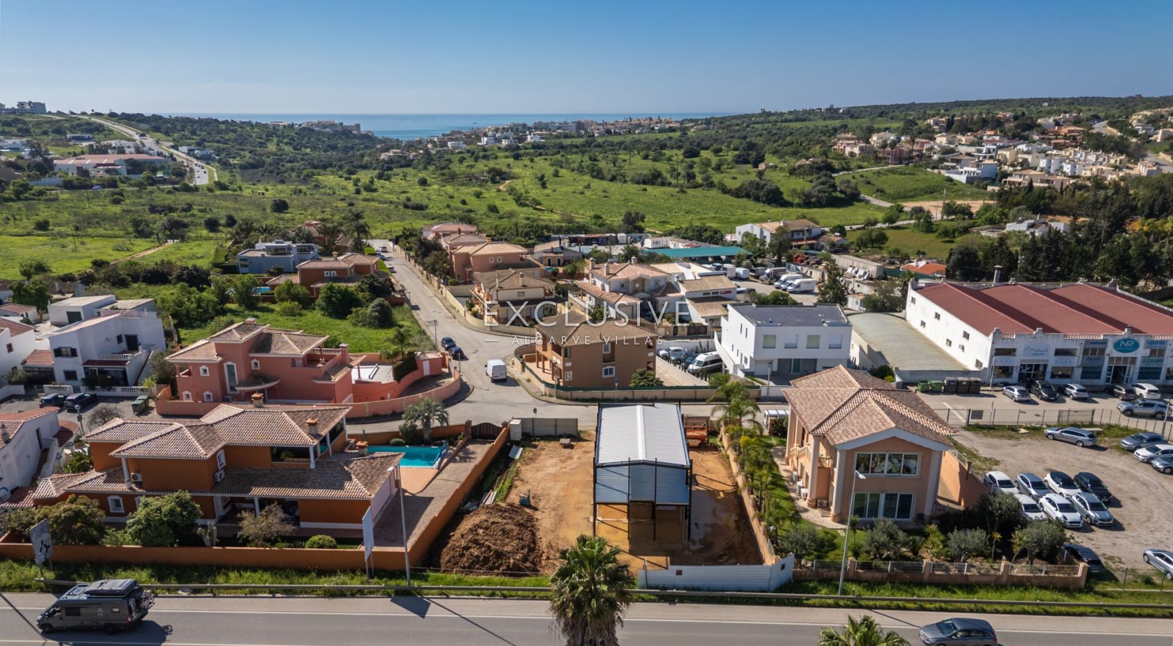Neues modernes zweigeschossiges Geschäftsgebäude in Lagos, Westalgarve - Investitionsmöglichkeit