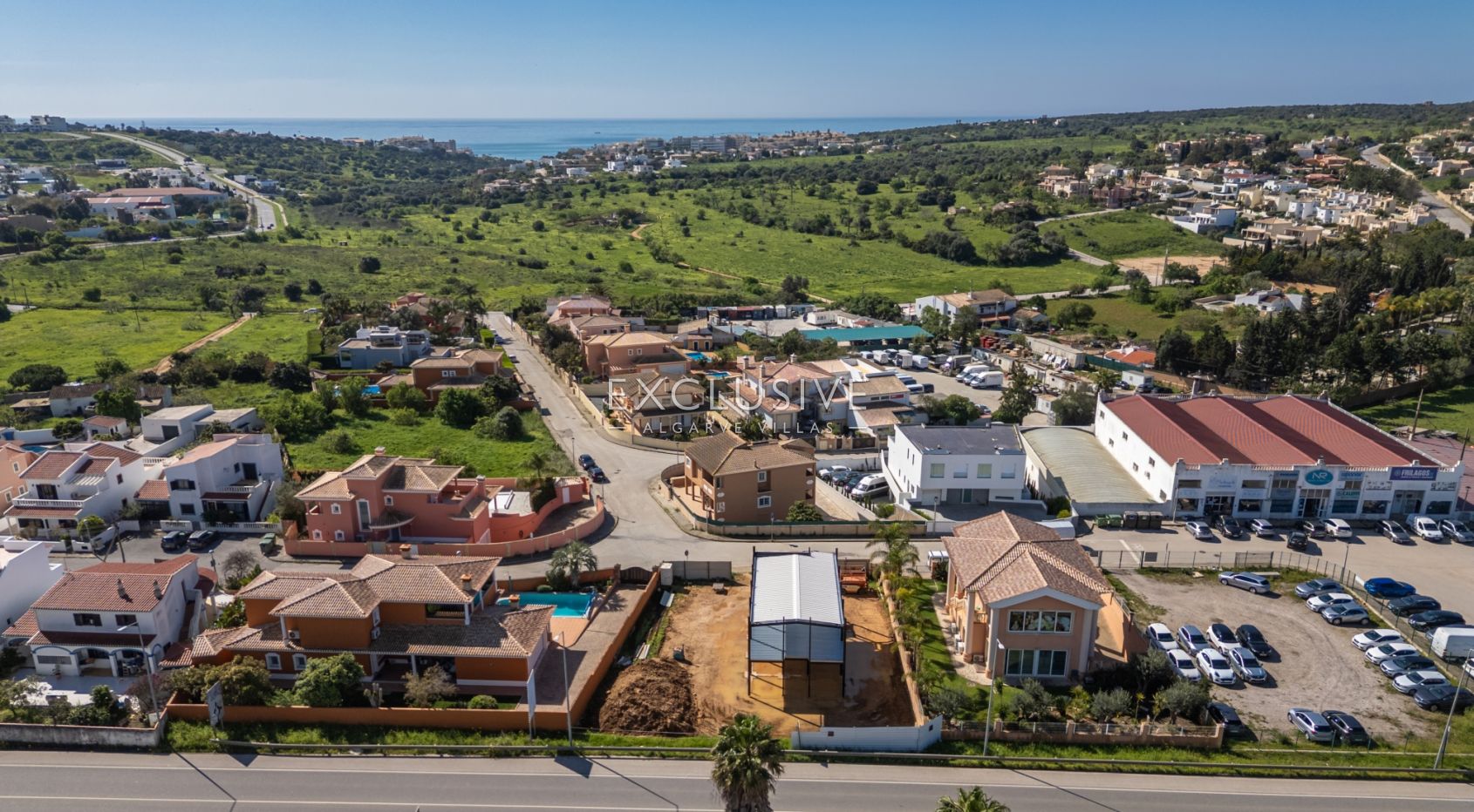 Neues modernes zweigeschossiges Geschäftsgebäude in Lagos, Westalgarve - Investitionsmöglichkeit