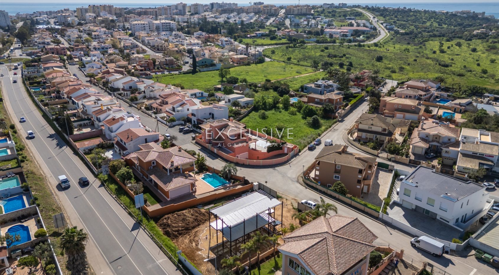 Neues modernes zweigeschossiges Geschäftsgebäude in Lagos, Westalgarve - Investitionsmöglichkeit
