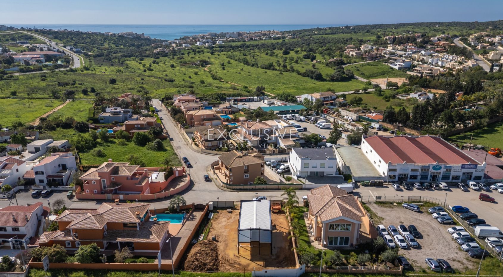 Neues modernes zweigeschossiges Geschäftsgebäude in Lagos, Westalgarve - Investitionsmöglichkeit