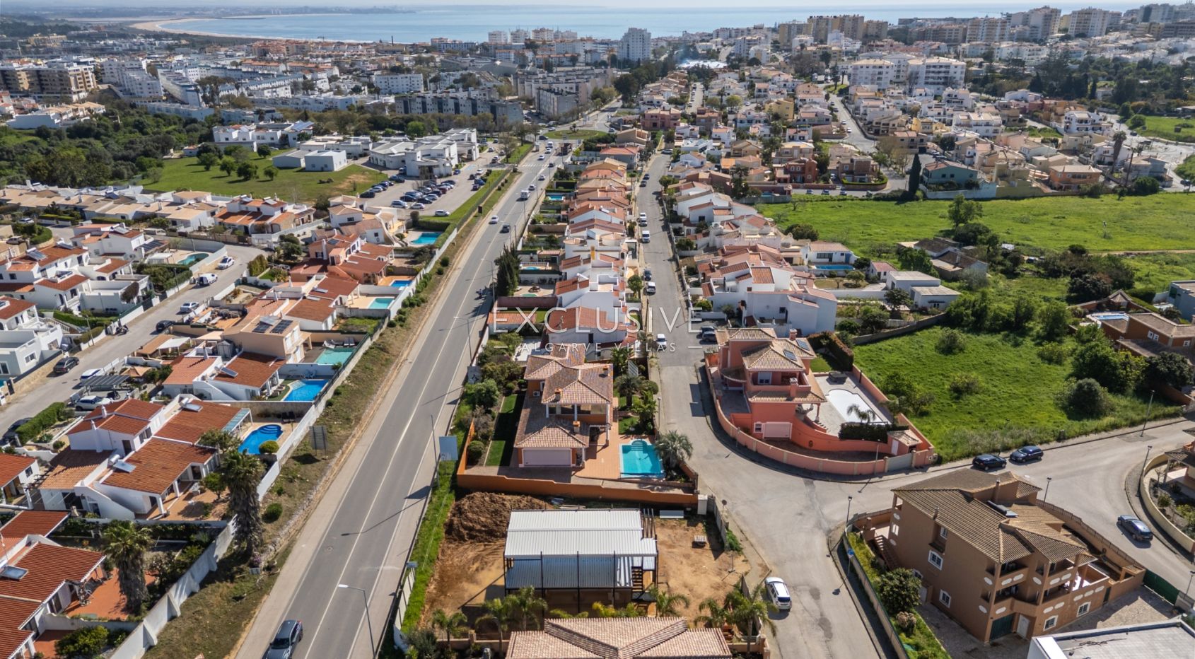 Neues modernes zweigeschossiges Geschäftsgebäude in Lagos, Westalgarve - Investitionsmöglichkeit