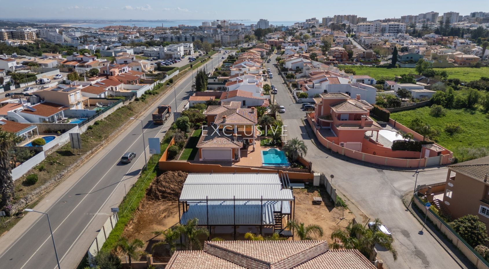 Neues modernes zweigeschossiges Geschäftsgebäude in Lagos, Westalgarve - Investitionsmöglichkeit