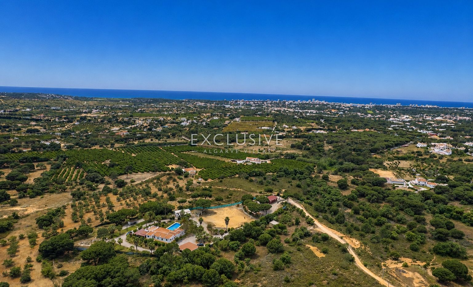 Sie ein Landgut mit Stallungen und Reithalle in der Nähe von Quarteira, Algarve