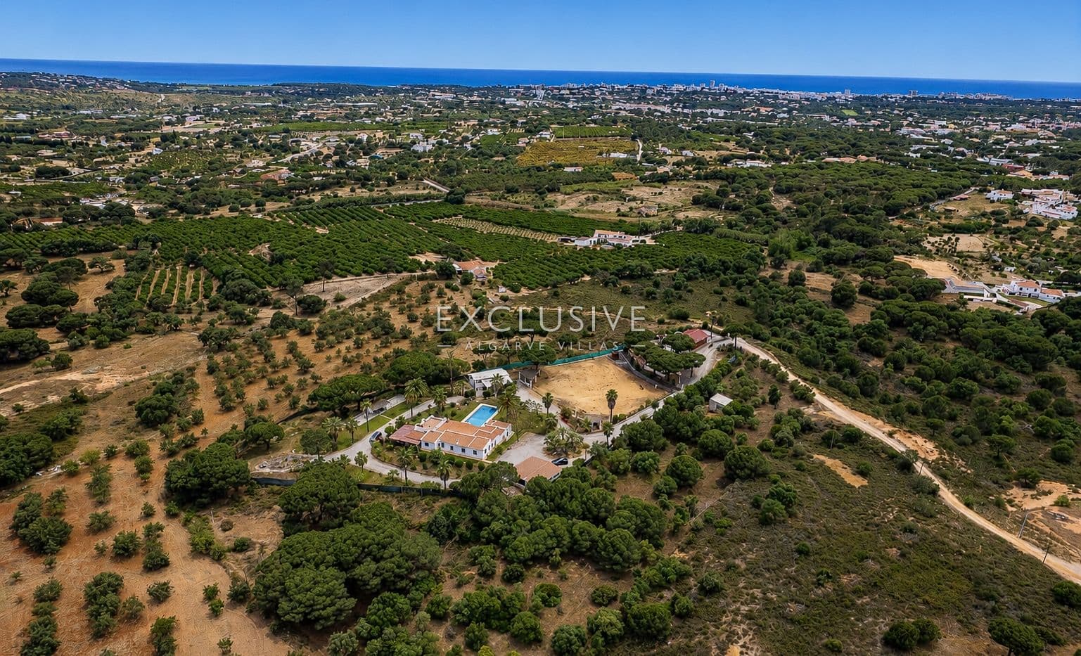 Sie ein Landgut mit Stallungen und Reithalle in der Nähe von Quarteira, Algarve-1