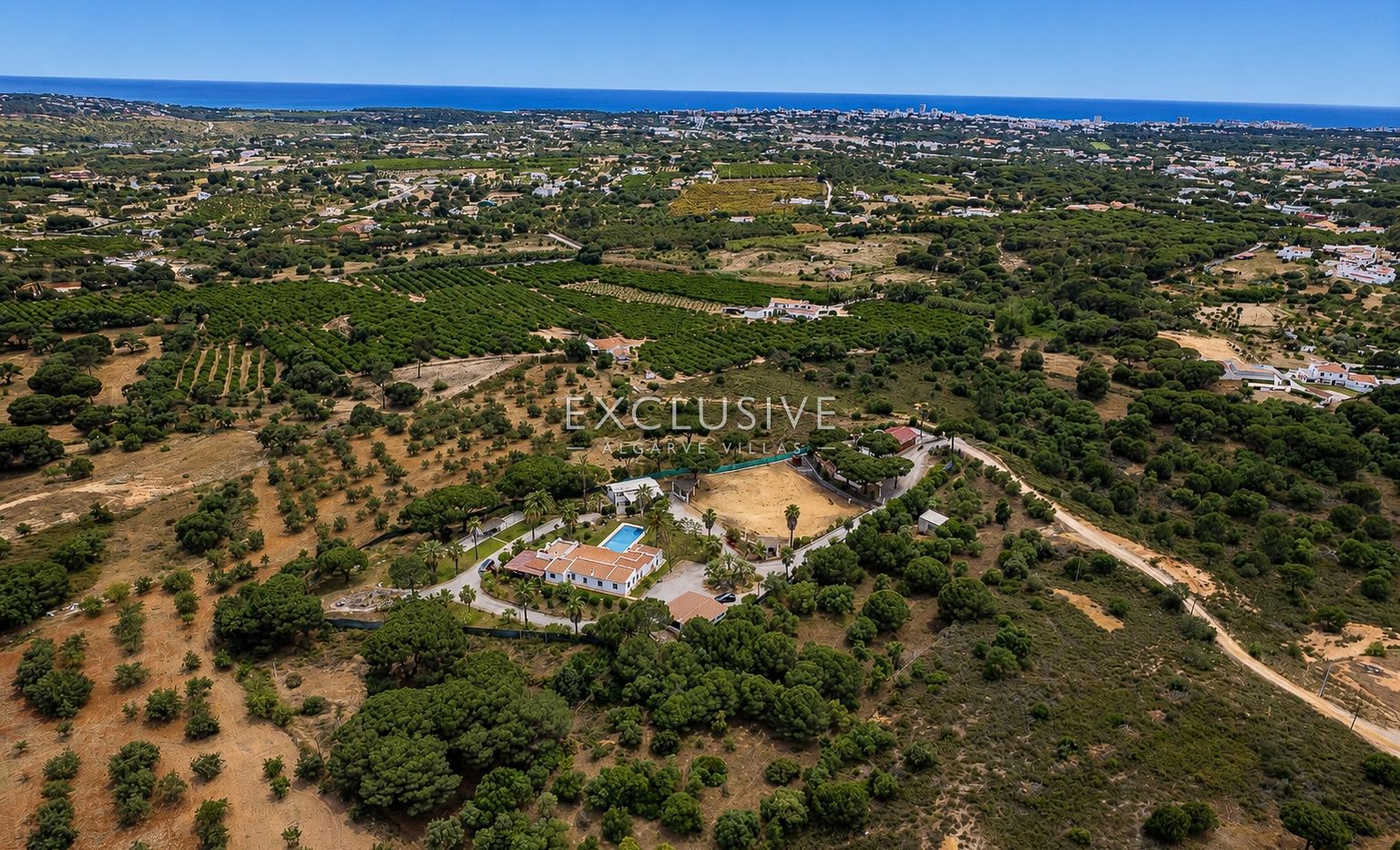 Sie ein Landgut mit Stallungen und Reithalle in der Nähe von Quarteira, Algarve