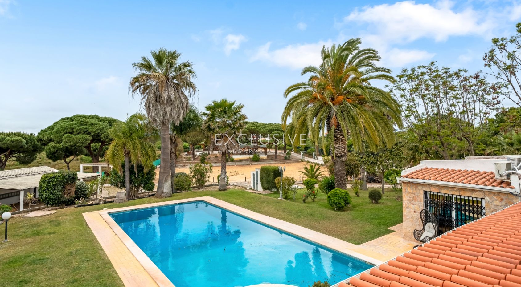 Sie ein Landgut mit Stallungen und Reithalle in der Nähe von Quarteira, Algarve