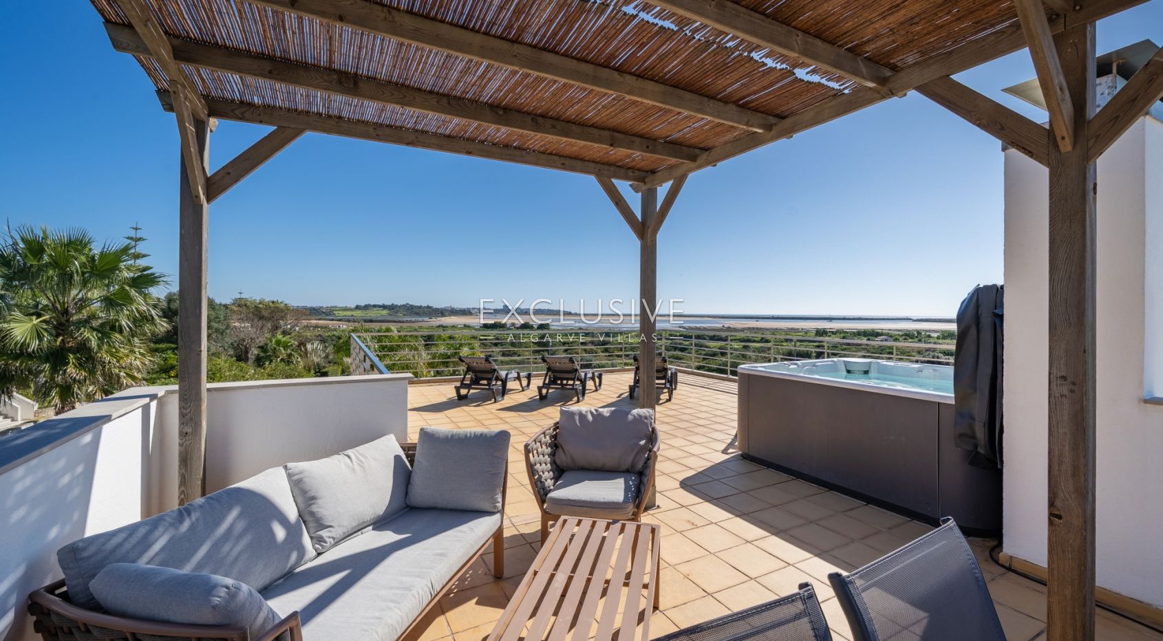 Zeitgenössische Villa mit Blick auf den Golfplatz von Palmares, Meia Praia und die Mündung von A