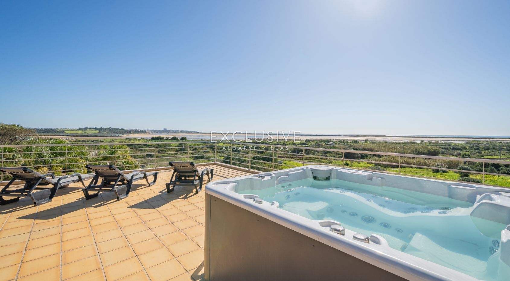 Zeitgenössische Villa mit Blick auf den Golfplatz von Palmares, Meia Praia und die Mündung von A