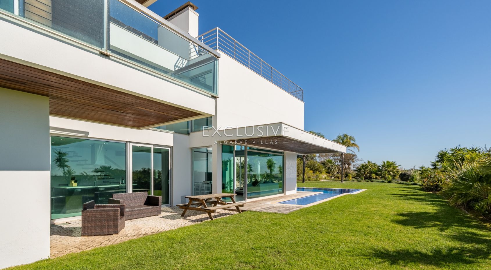 Zeitgenössische Villa mit Blick auf den Golfplatz von Palmares, Meia Praia und die Mündung von A