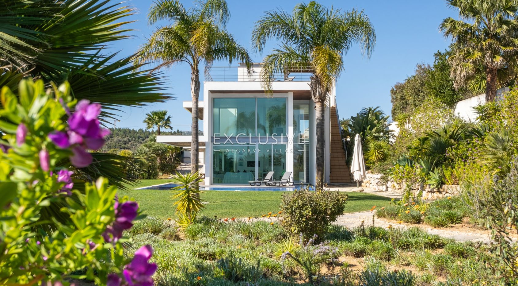 Zeitgenössische Villa mit Blick auf den Golfplatz von Palmares, Meia Praia und die Mündung von A