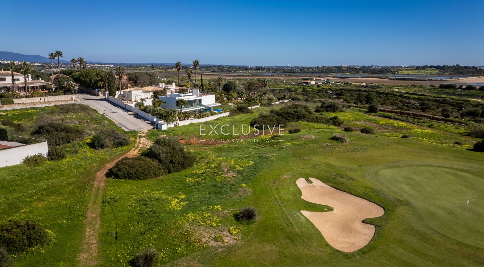 Zeitgenössische Villa mit Blick auf den Golfplatz von Palmares, Meia Praia und die Mündung von A