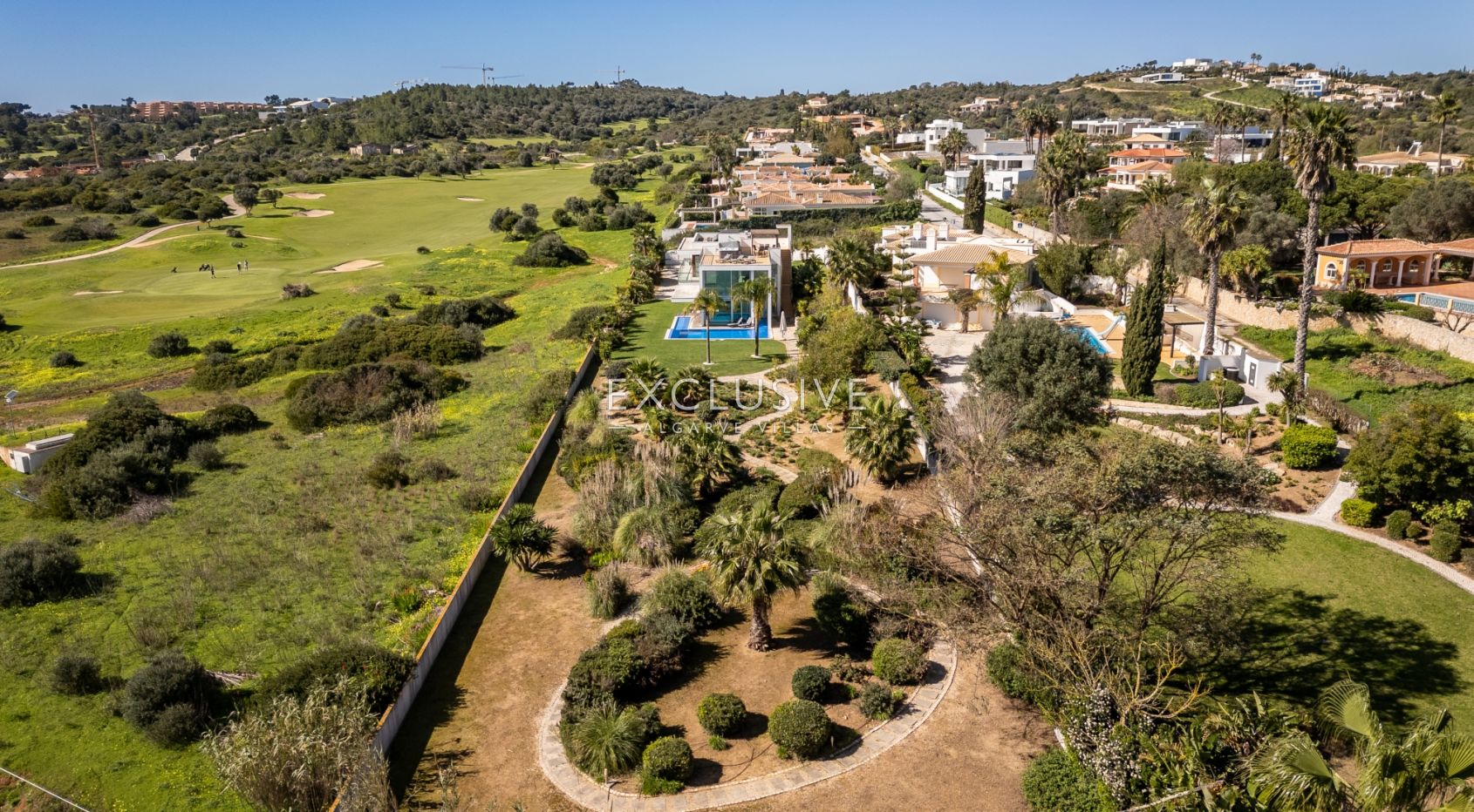 Zeitgenössische Villa mit Blick auf den Golfplatz von Palmares, Meia Praia und die Mündung von A