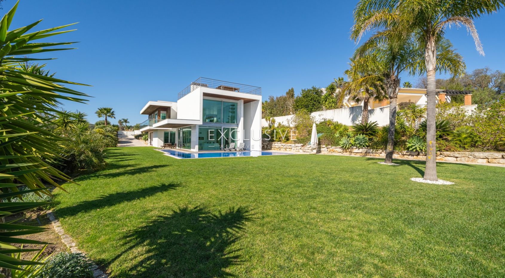 Zeitgenössische Villa mit Blick auf den Golfplatz von Palmares, Meia Praia und die Mündung von A