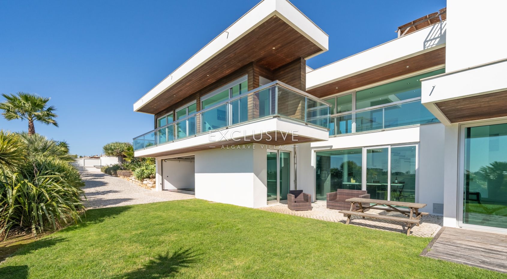 Zeitgenössische Villa mit Blick auf den Golfplatz von Palmares, Meia Praia und die Mündung von A
