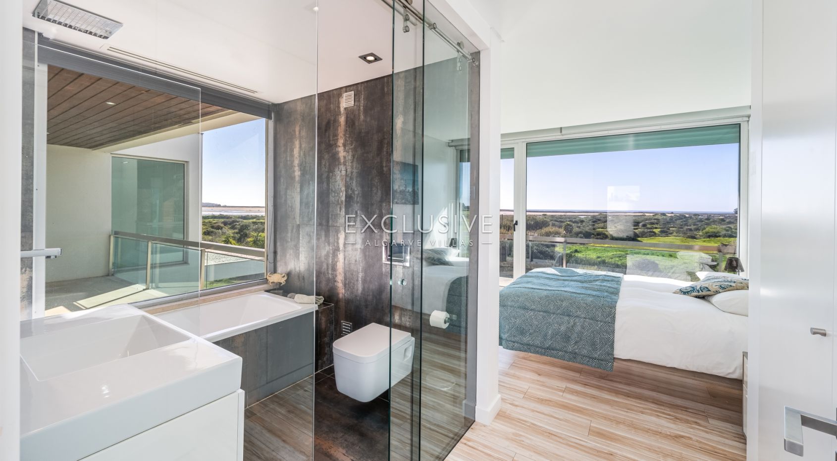 Zeitgenössische Villa mit Blick auf den Golfplatz von Palmares, Meia Praia und die Mündung von A