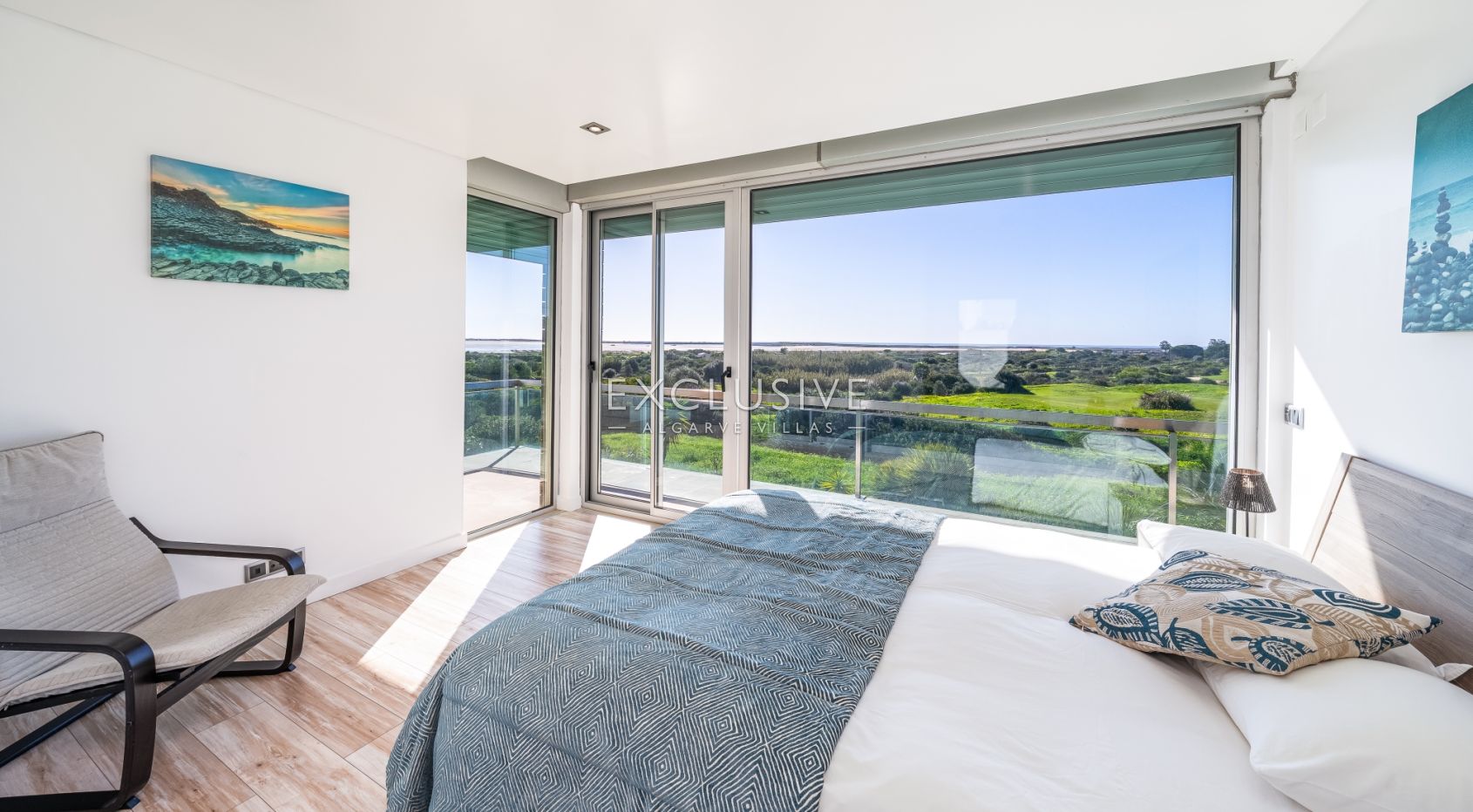 Zeitgenössische Villa mit Blick auf den Golfplatz von Palmares, Meia Praia und die Mündung von A