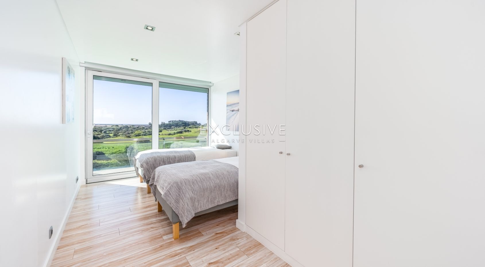 Zeitgenössische Villa mit Blick auf den Golfplatz von Palmares, Meia Praia und die Mündung von A