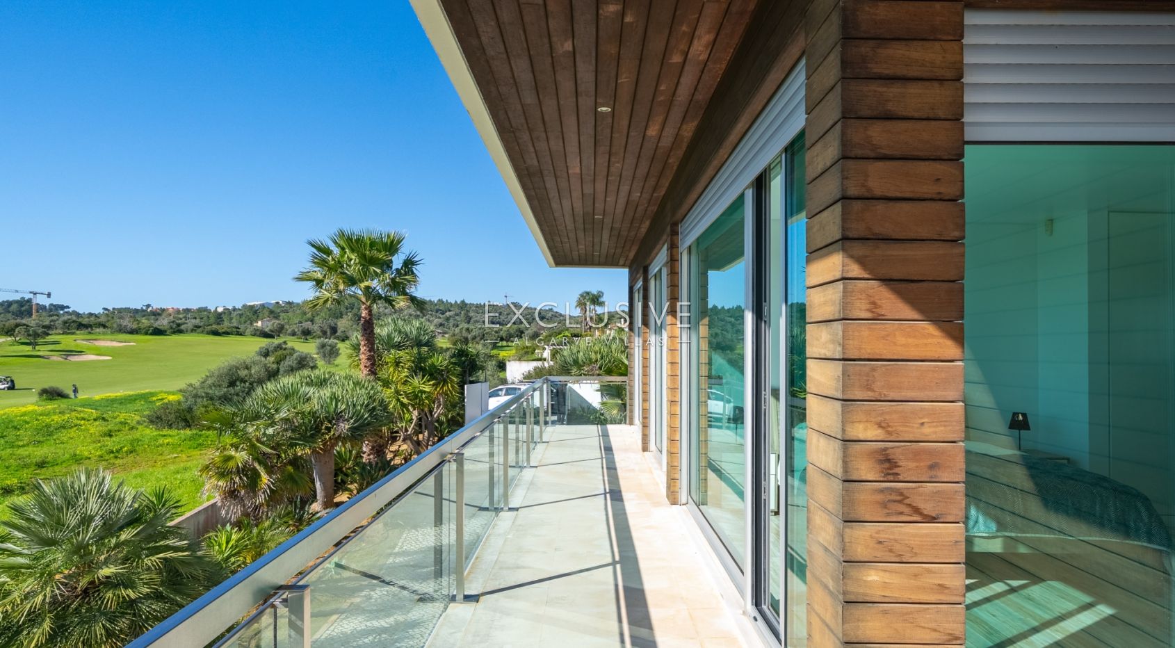 Zeitgenössische Villa mit Blick auf den Golfplatz von Palmares, Meia Praia und die Mündung von A