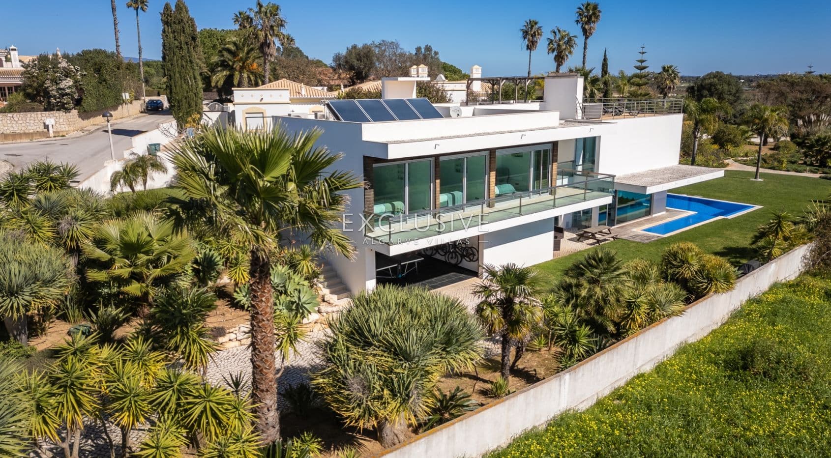Zeitgenössische Villa mit Blick auf den Golfplatz von Palmares, Meia Praia und die Mündung von A-1