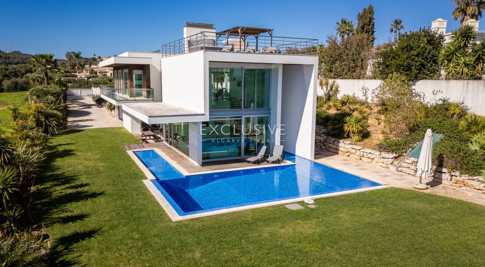 Zeitgenössische Villa mit Blick auf den Golfplatz von Palmares, Meia Praia und die Mündung von A