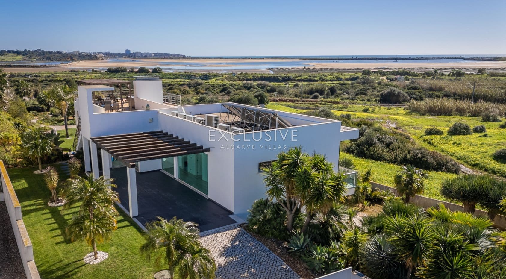 Zeitgenössische Villa mit Blick auf den Golfplatz von Palmares, Meia Praia und die Mündung von A-2