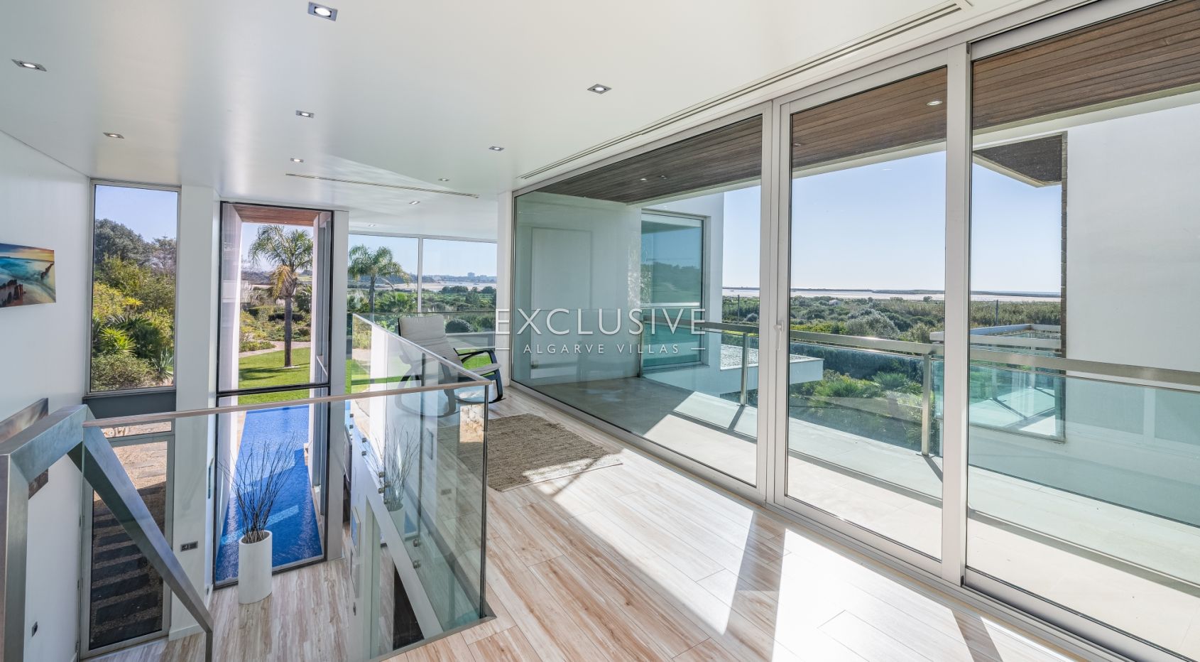Zeitgenössische Villa mit Blick auf den Golfplatz von Palmares, Meia Praia und die Mündung von A