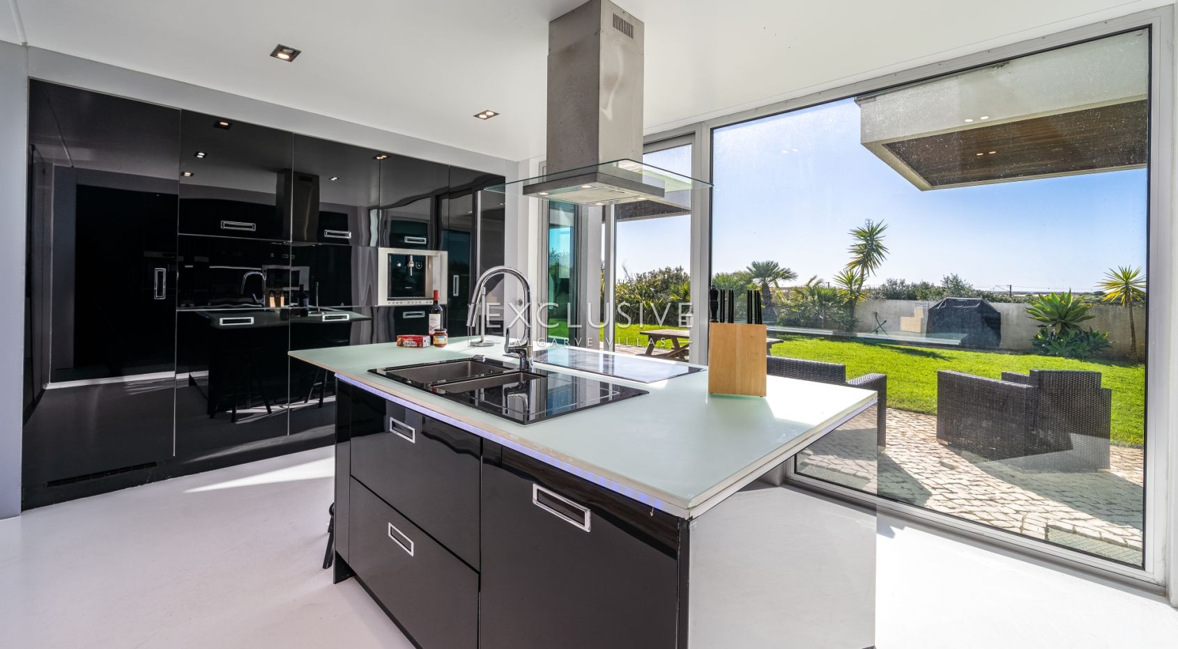 Zeitgenössische Villa mit Blick auf den Golfplatz von Palmares, Meia Praia und die Mündung von A