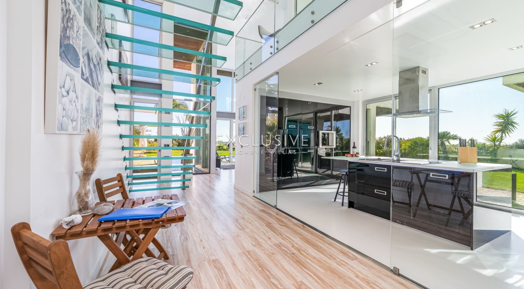 Zeitgenössische Villa mit Blick auf den Golfplatz von Palmares, Meia Praia und die Mündung von A