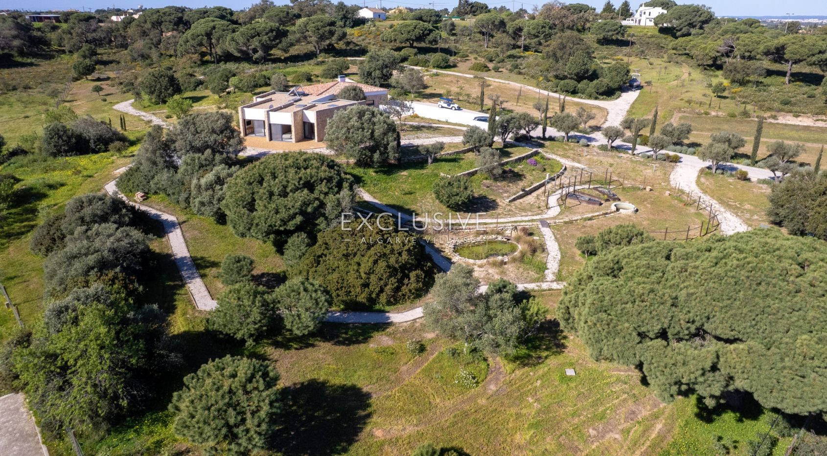 Zeitgenössische einstöckige 4-Bett-Villa mit Pool in der Nähe von Carvoeiro
