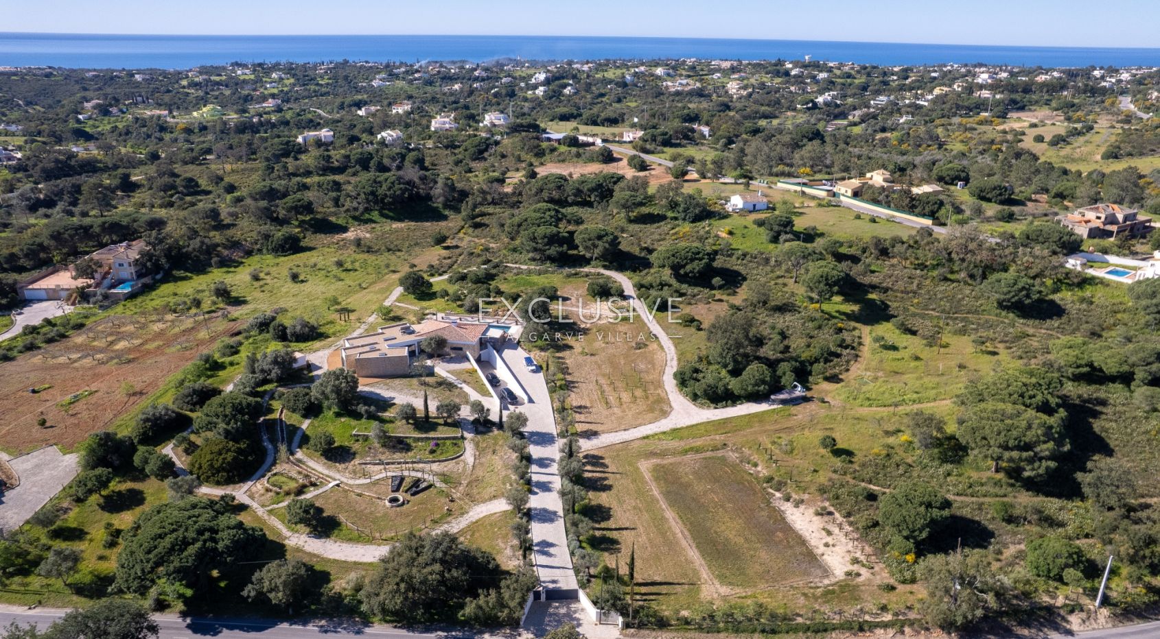 Zeitgenössische einstöckige 4-Bett-Villa mit Pool in der Nähe von Carvoeiro