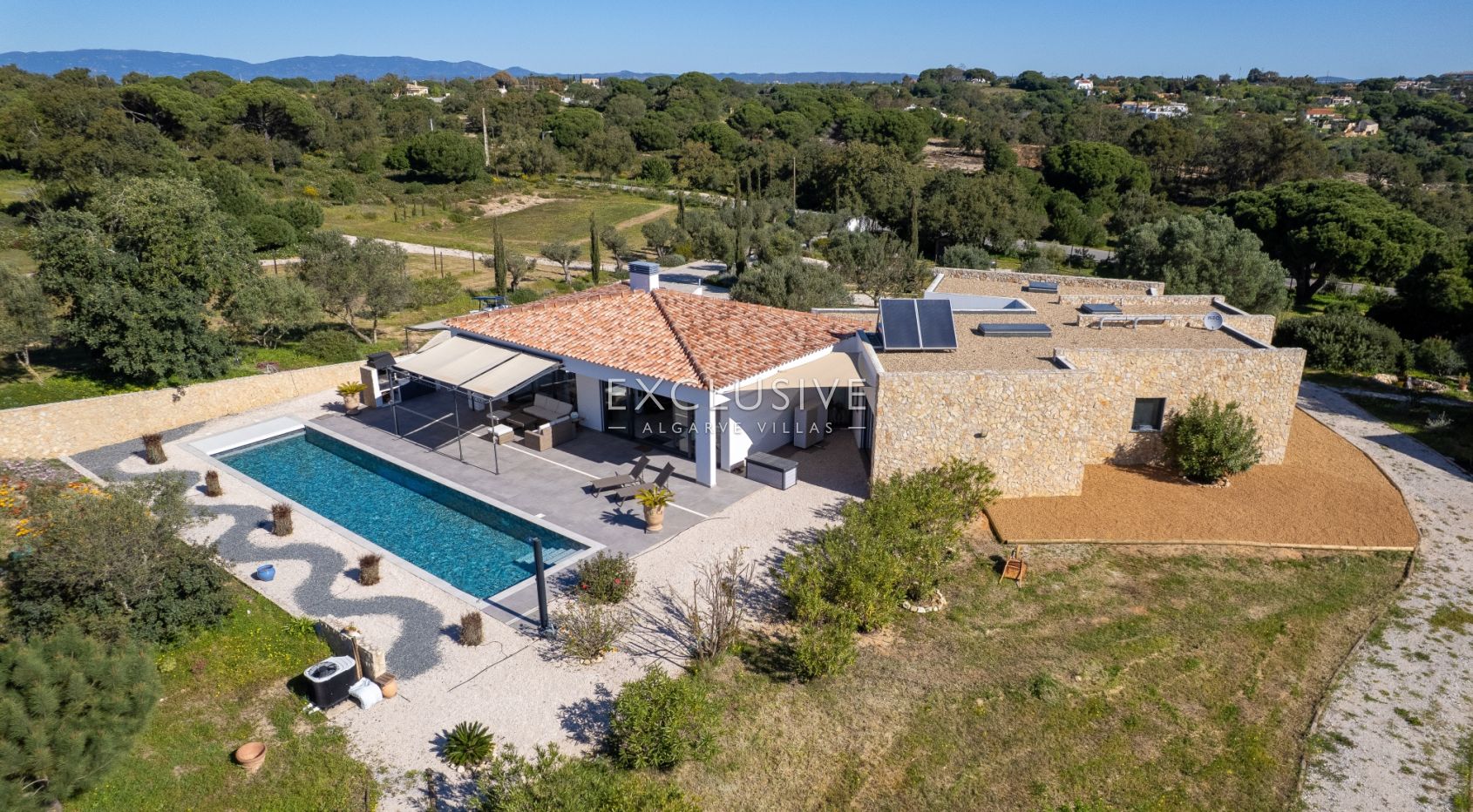 Zeitgenössische einstöckige 4-Bett-Villa mit Pool in der Nähe von Carvoeiro