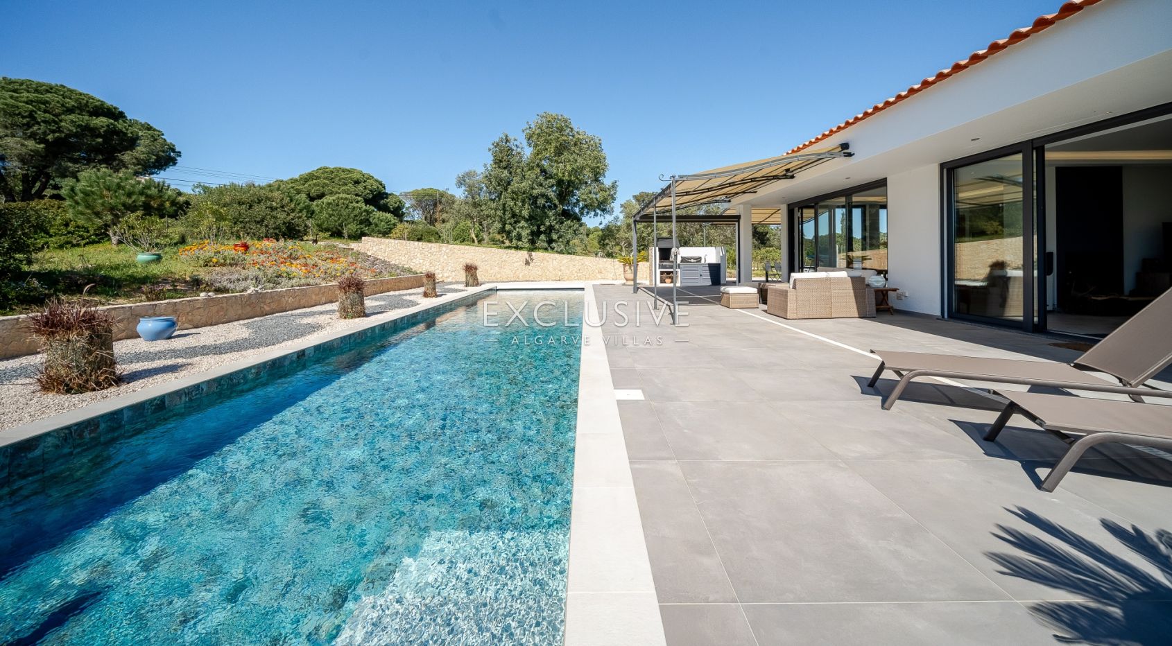 Zeitgenössische einstöckige 4-Bett-Villa mit Pool in der Nähe von Carvoeiro