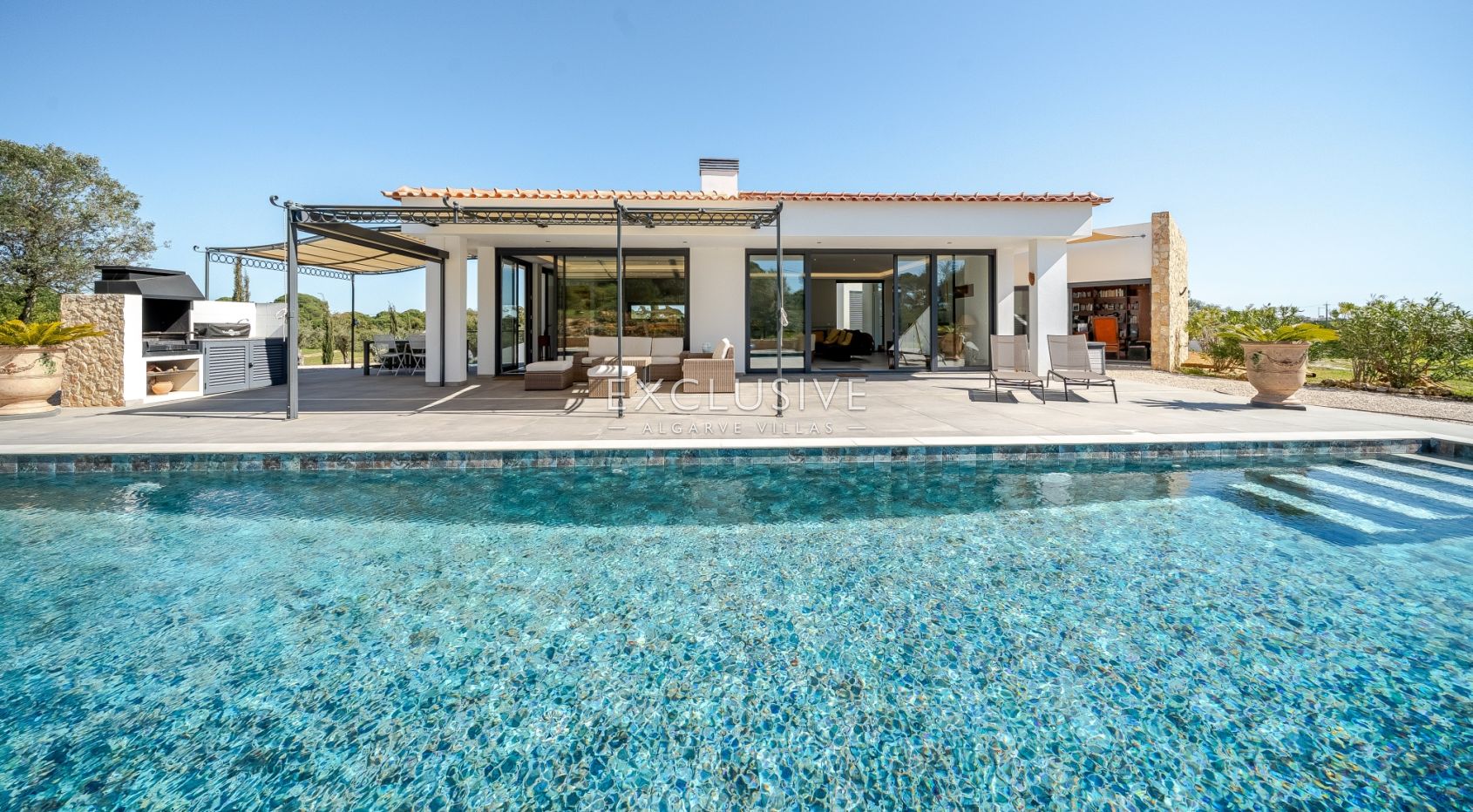 Zeitgenössische einstöckige 4-Bett-Villa mit Pool in der Nähe von Carvoeiro