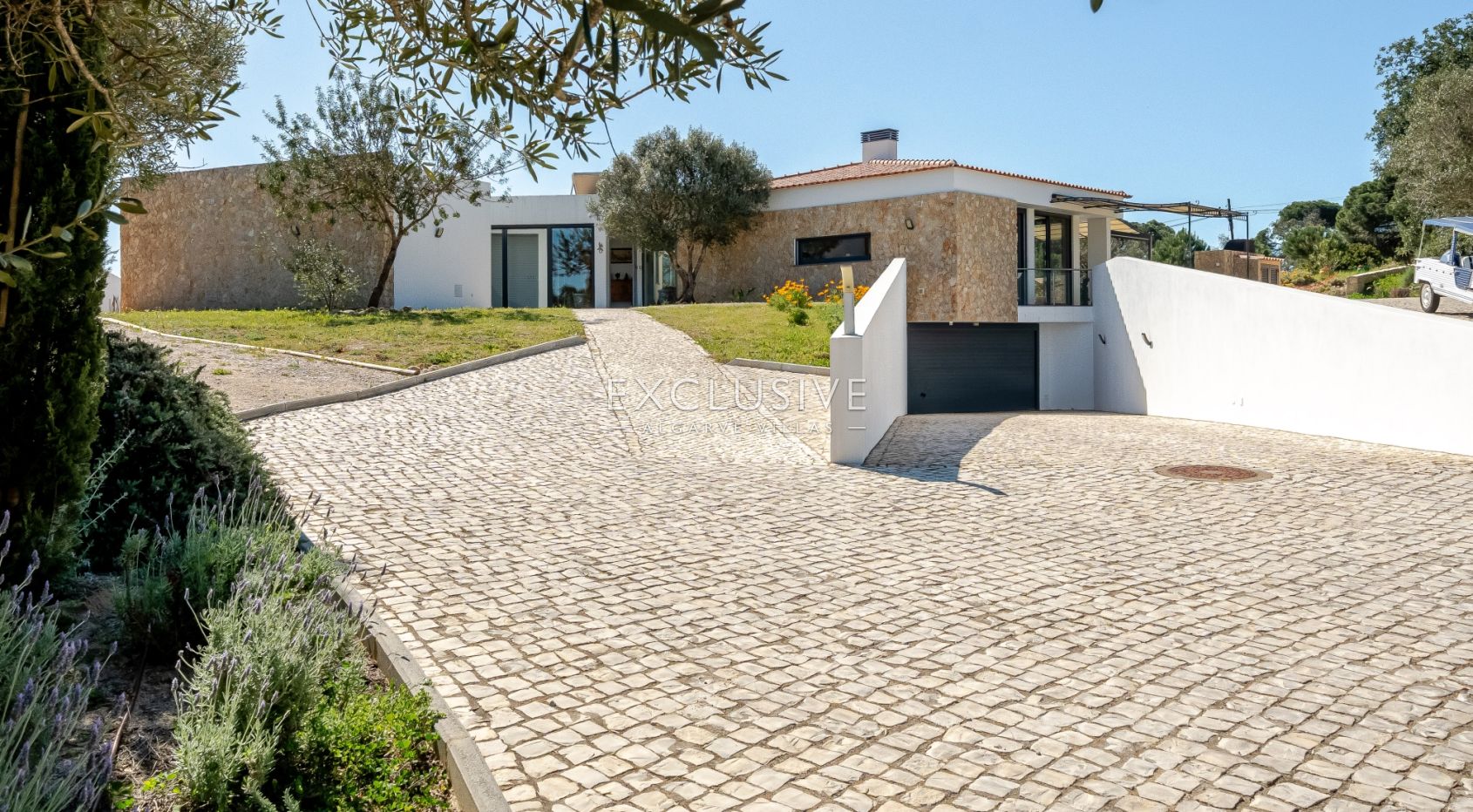 Zeitgenössische einstöckige 4-Bett-Villa mit Pool in der Nähe von Carvoeiro