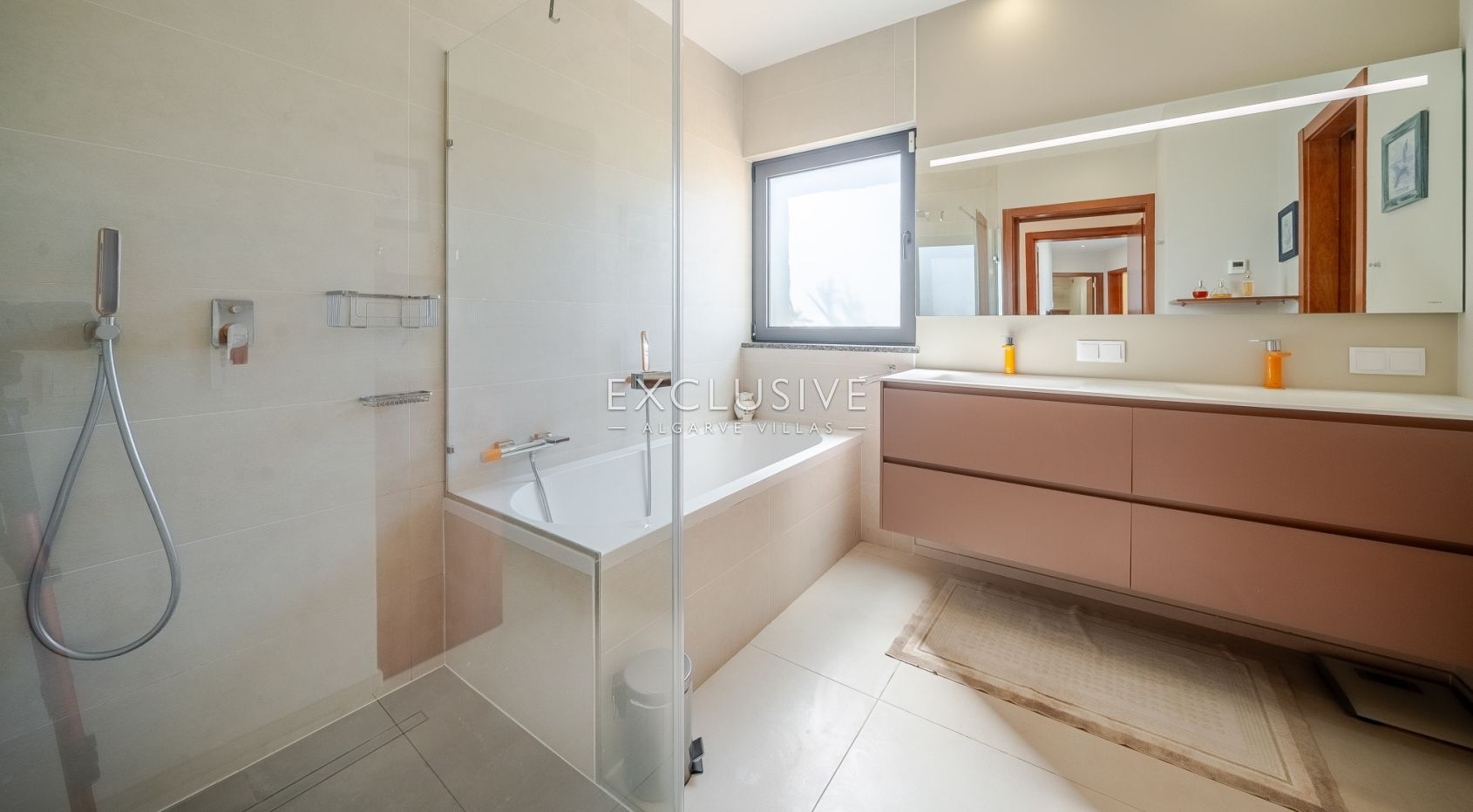 Zeitgenössische einstöckige 4-Bett-Villa mit Pool in der Nähe von Carvoeiro