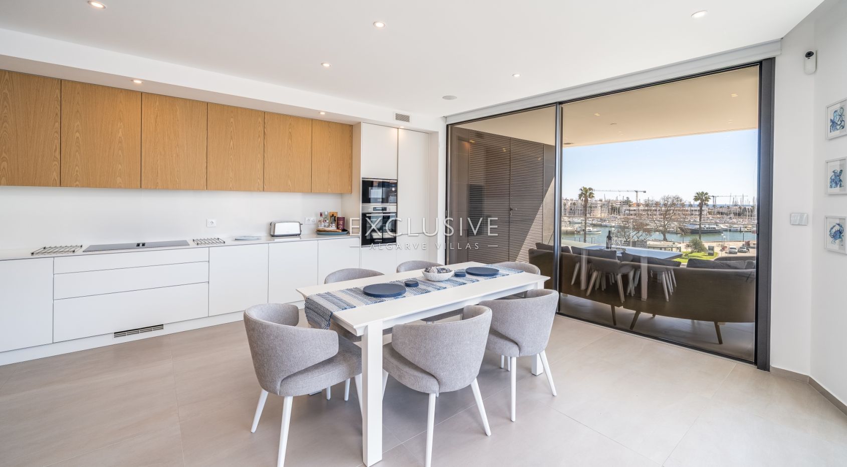 Helle moderne Wohnung mit Blick auf den Yachthafen und das Meer in Lagos