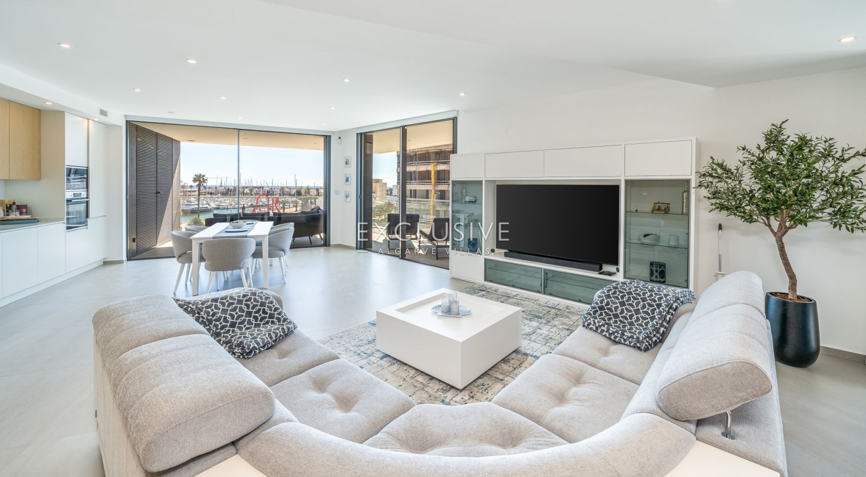 Helle moderne Wohnung mit Blick auf den Yachthafen und das Meer in Lagos