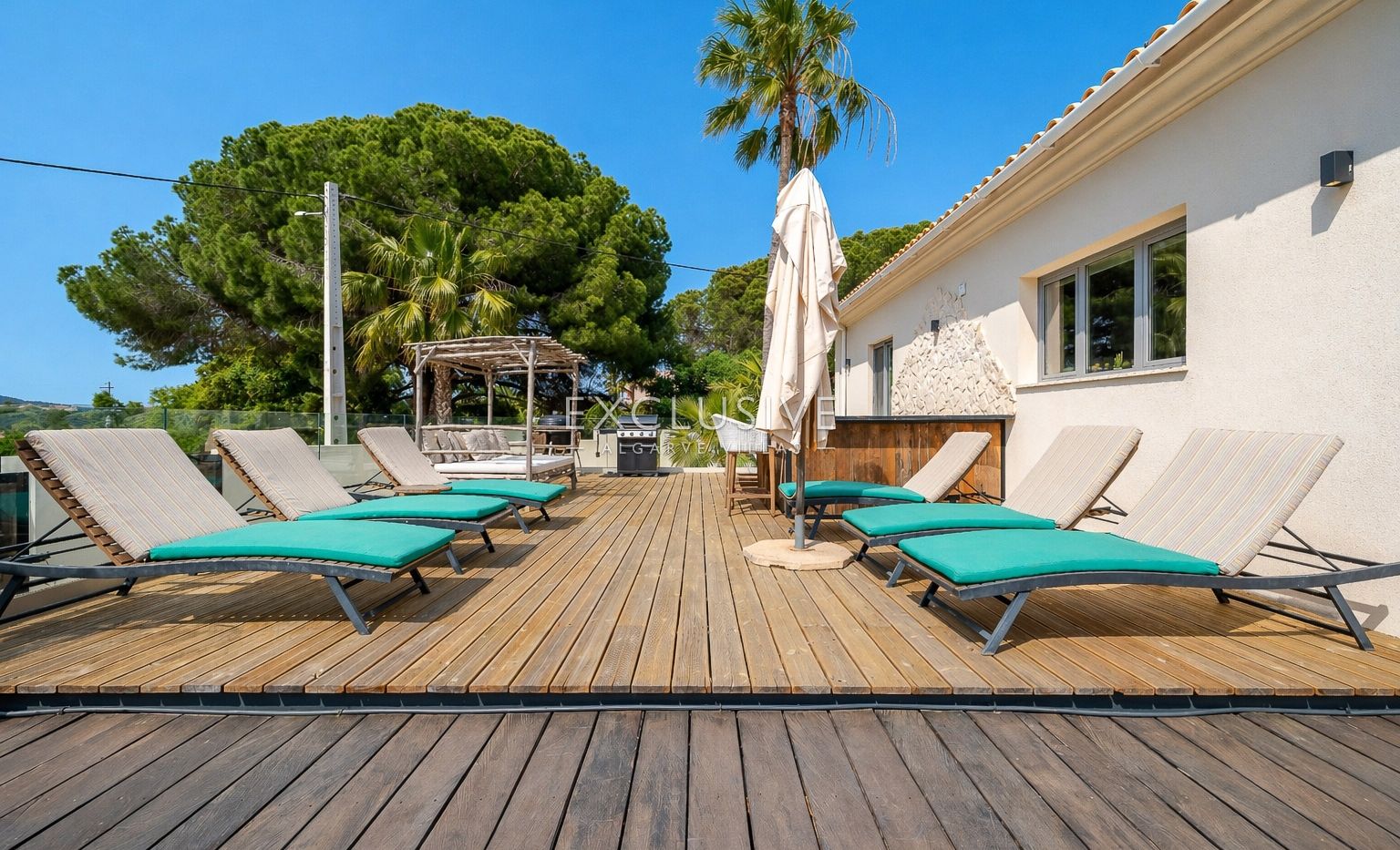 Sie eine atemberaubende möblierte Villa mit 3+3 Schlafzimmern und beheiztem Salzwasserpool in