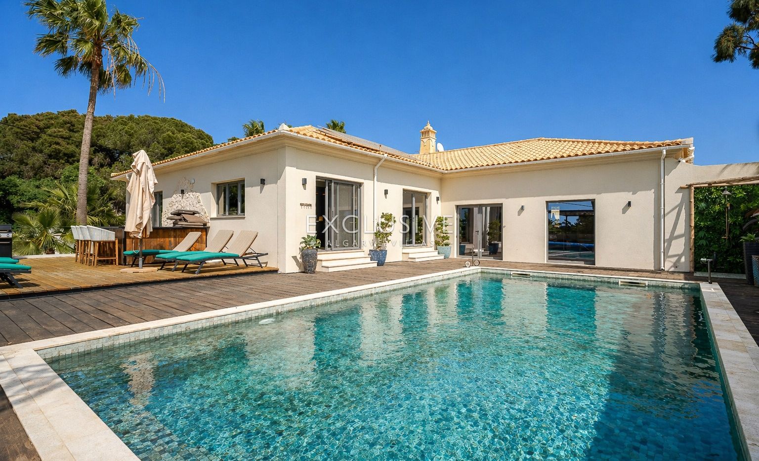 Sie eine atemberaubende möblierte Villa mit 3+3 Schlafzimmern und beheiztem Salzwasserpool in