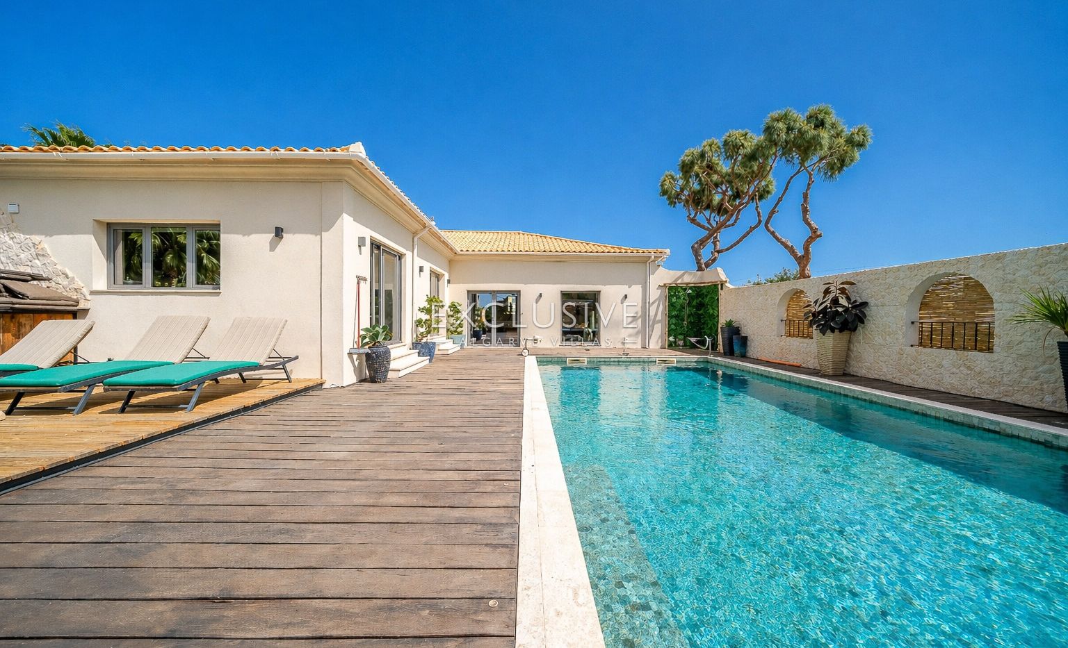 Sie eine atemberaubende möblierte Villa mit 3+3 Schlafzimmern und beheiztem Salzwasserpool in