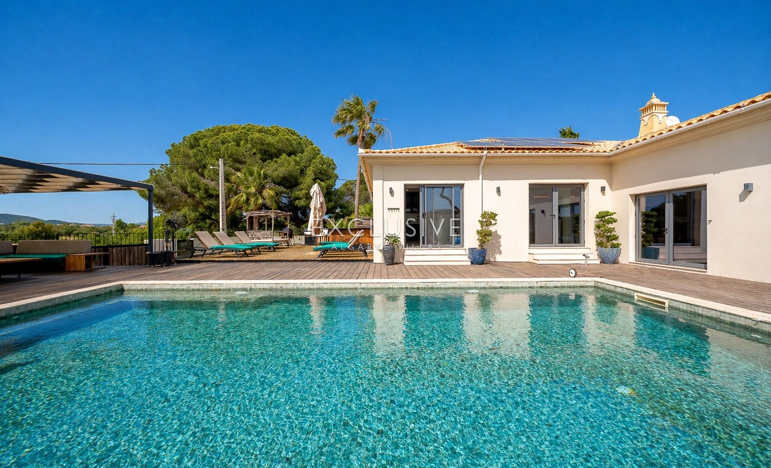 Sie eine atemberaubende möblierte Villa mit 3+3 Schlafzimmern und beheiztem Salzwasserpool in
