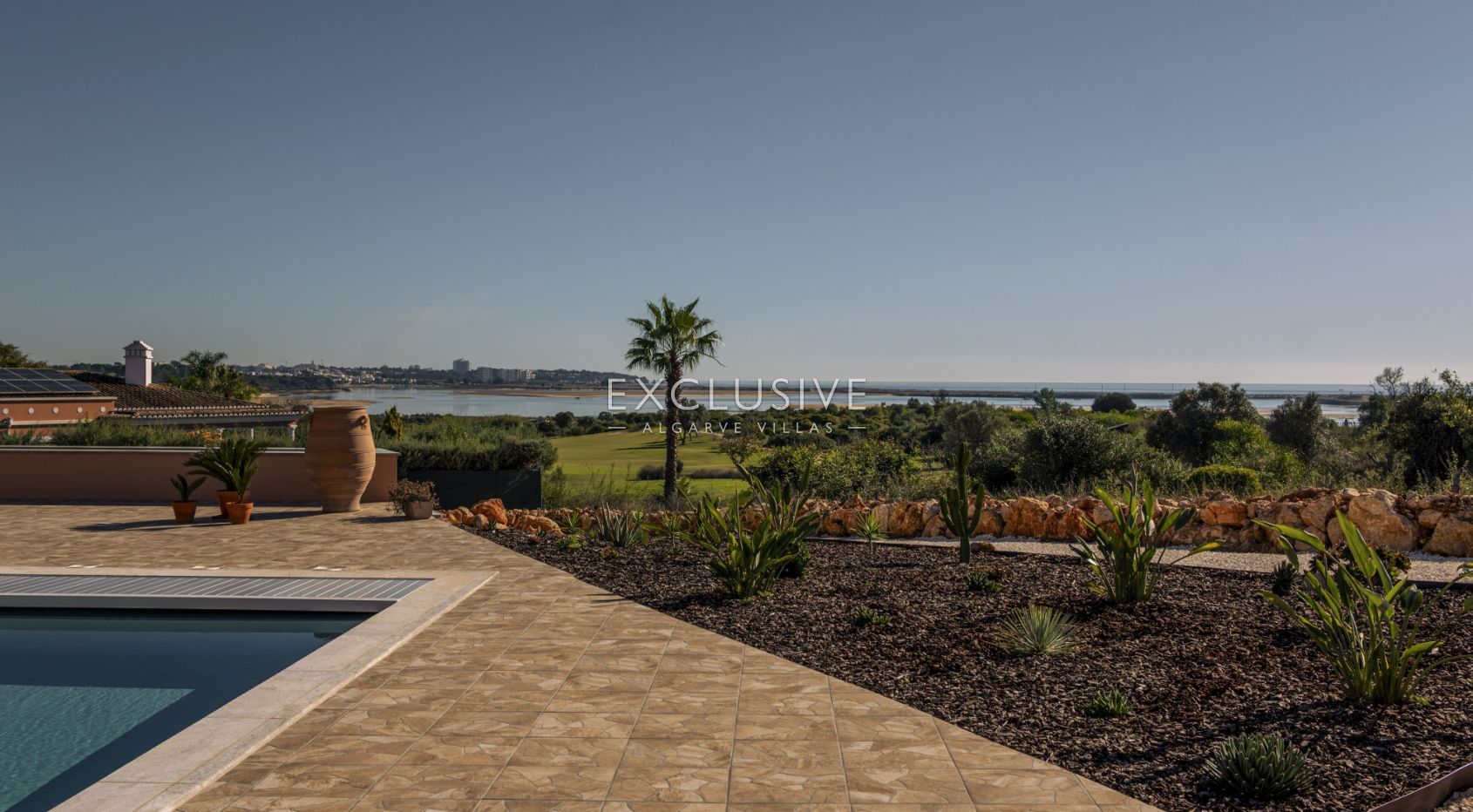 Luxuriöse, moderne Villa neben dem Golfplatz Palmares mit Panoramablick auf das Meer in