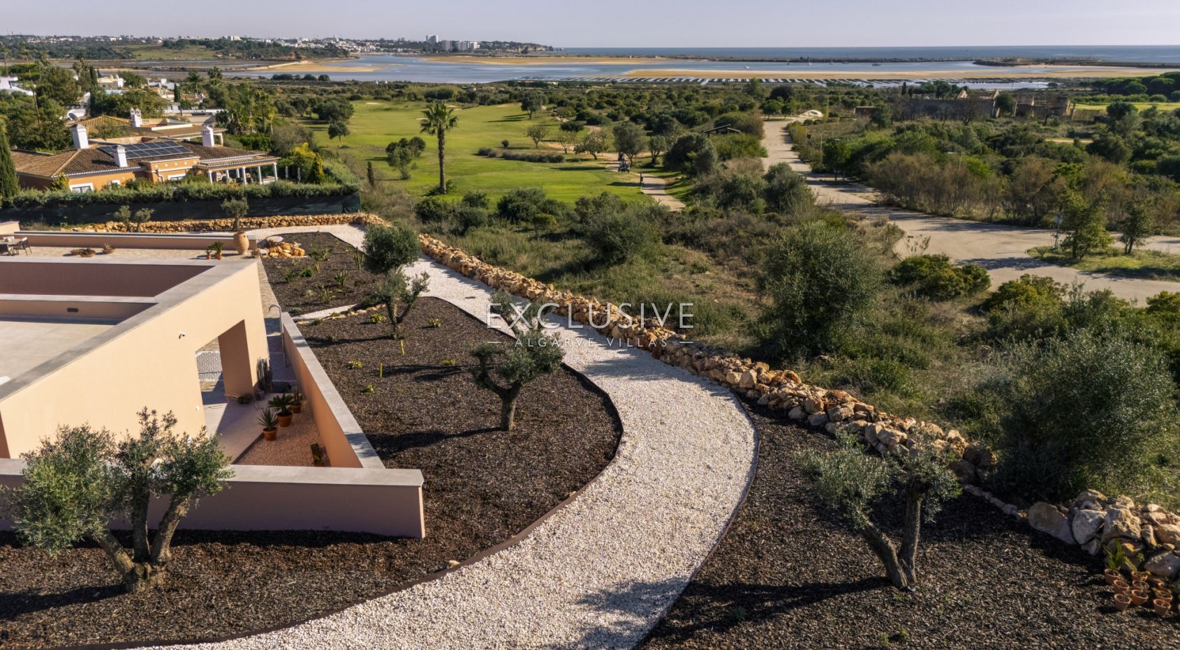 Luxuriöse, moderne Villa neben dem Golfplatz Palmares mit Panoramablick auf das Meer in