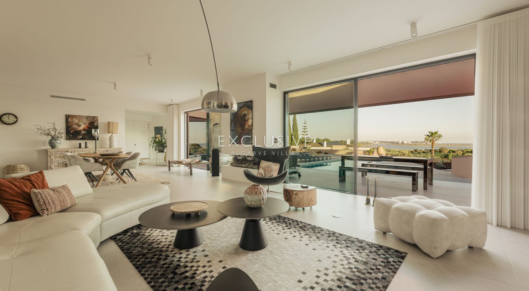 Luxuriöse, moderne Villa neben dem Golfplatz Palmares mit Panoramablick auf das Meer in