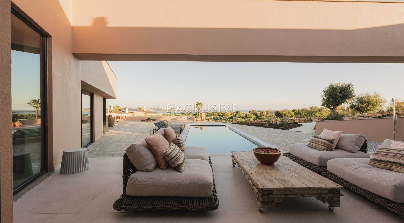 Luxuriöse, moderne Villa neben dem Golfplatz Palmares mit Panoramablick auf das Meer in