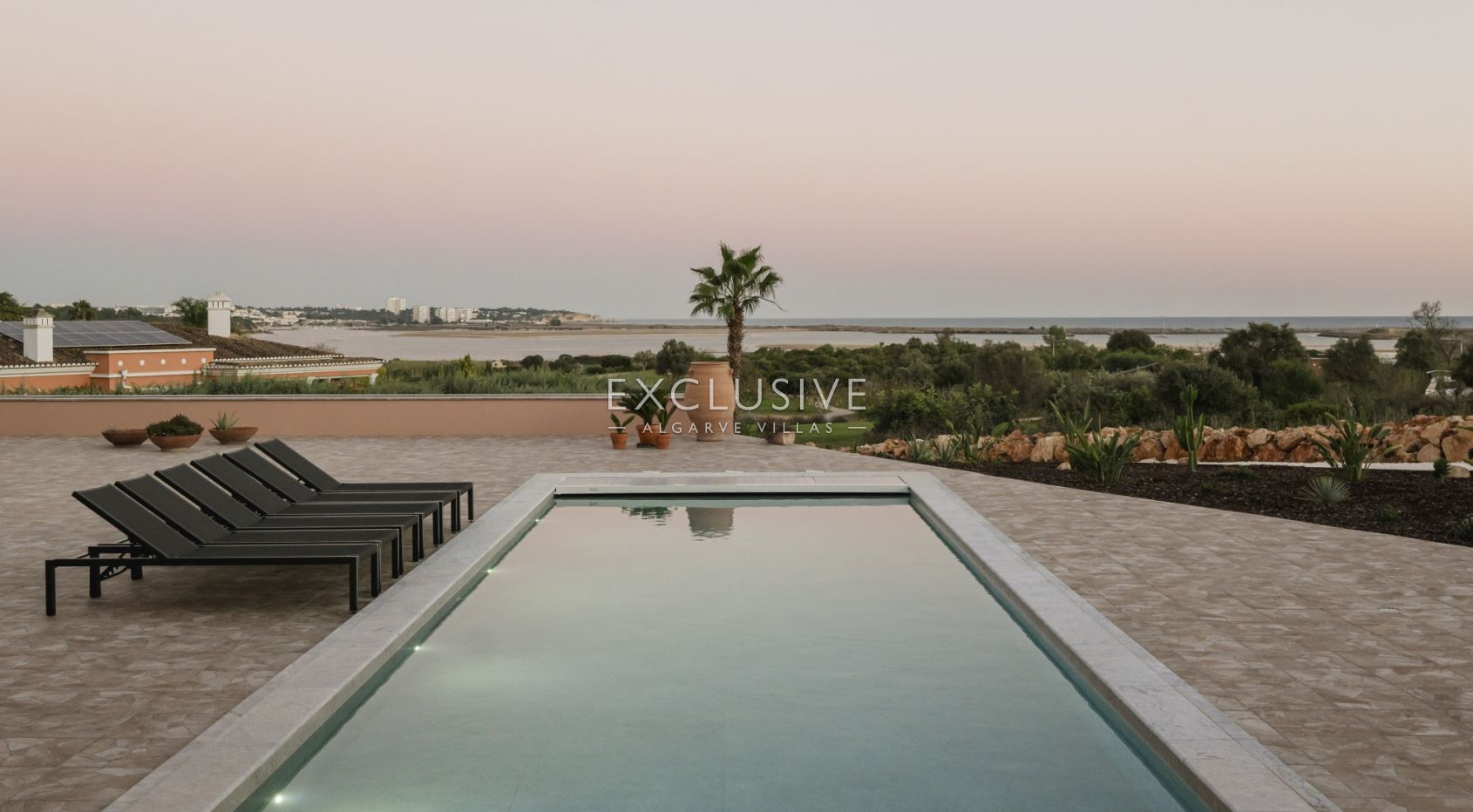 Luxuriöse, moderne Villa neben dem Golfplatz Palmares mit Panoramablick auf das Meer in