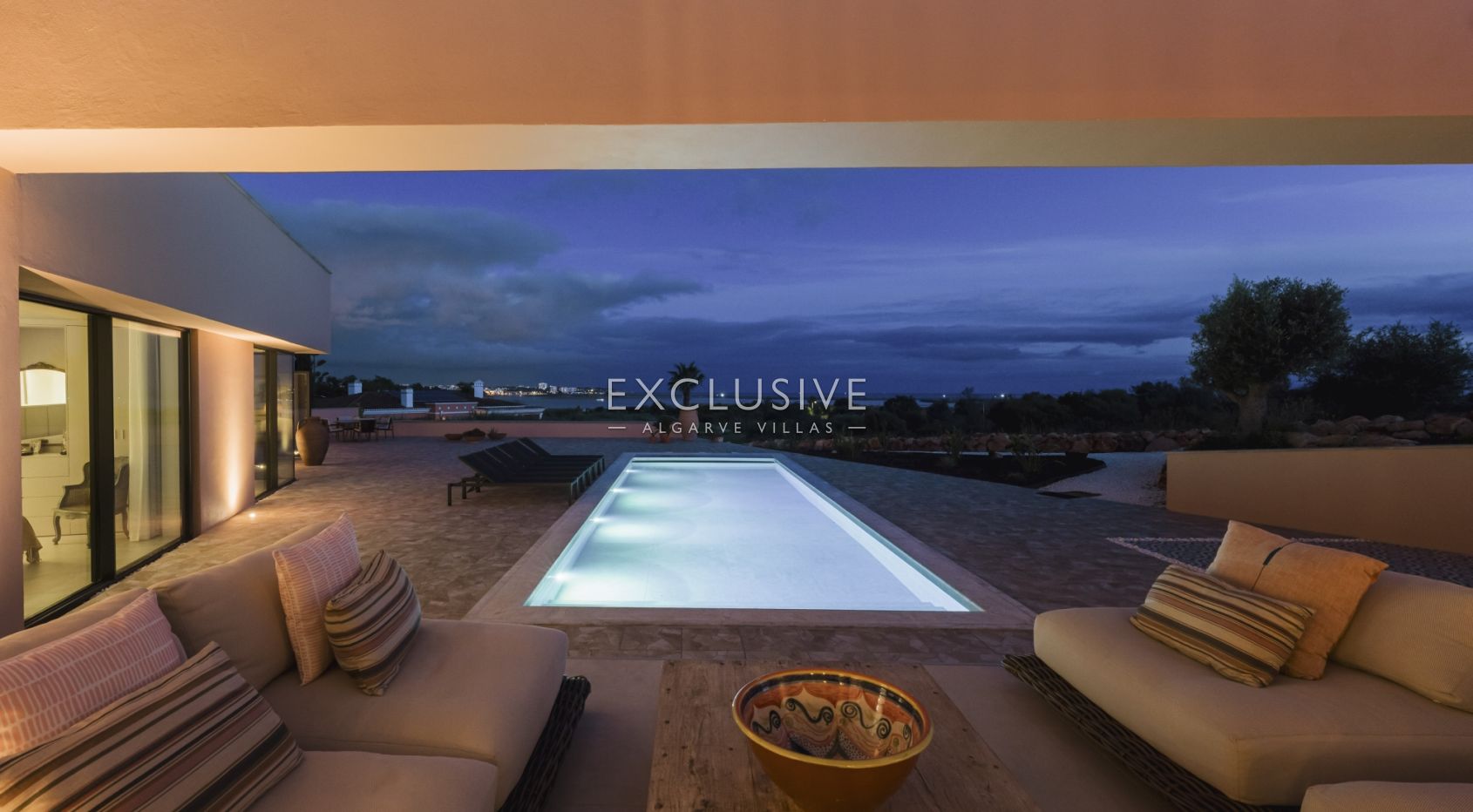 Luxuriöse, moderne Villa neben dem Golfplatz Palmares mit Panoramablick auf das Meer in