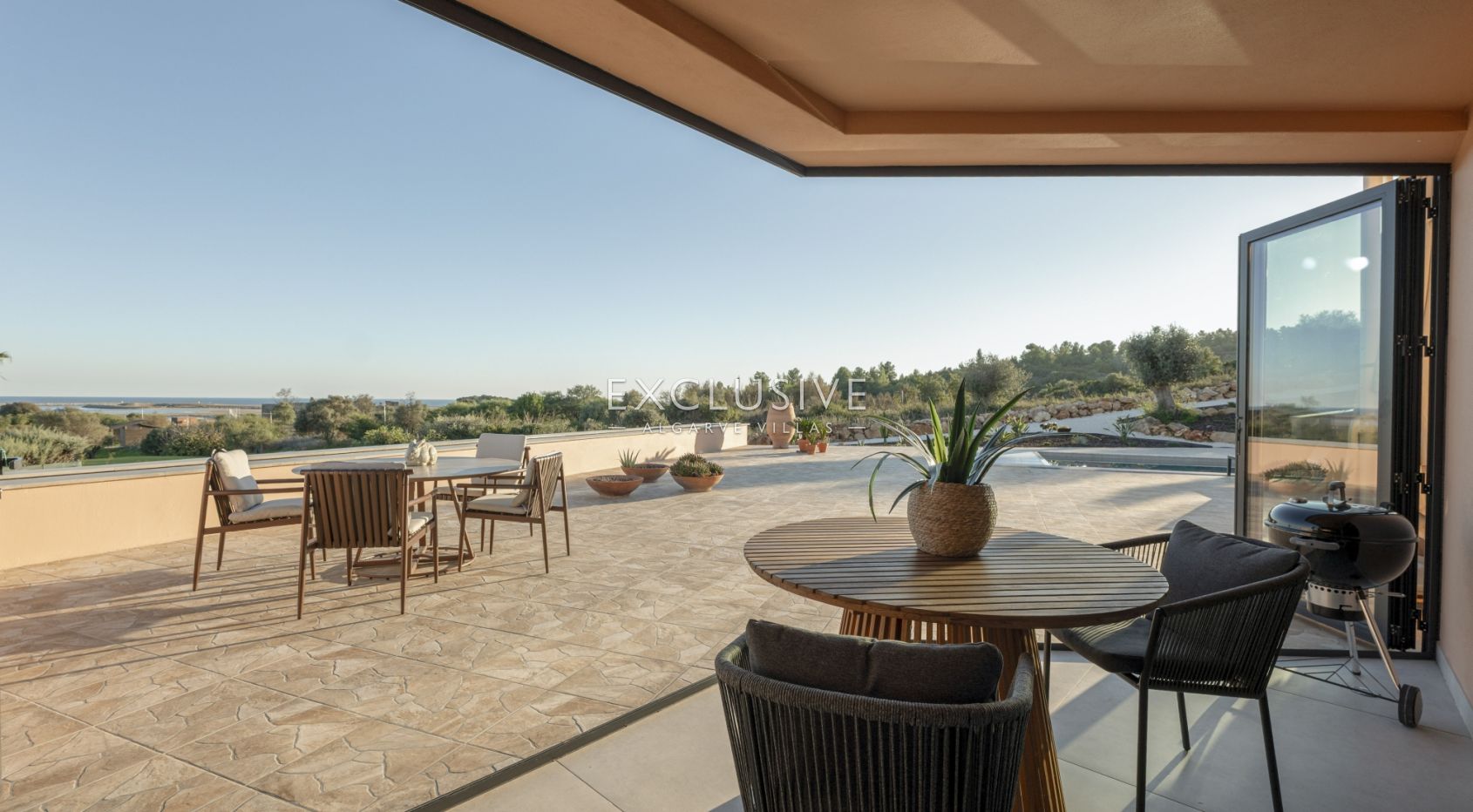 Luxuriöse, moderne Villa neben dem Golfplatz Palmares mit Panoramablick auf das Meer in