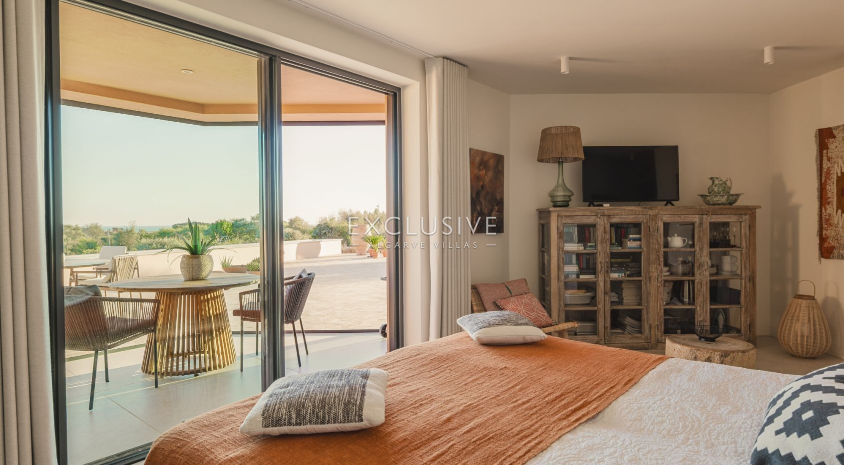 Luxuriöse, moderne Villa neben dem Golfplatz Palmares mit Panoramablick auf das Meer in