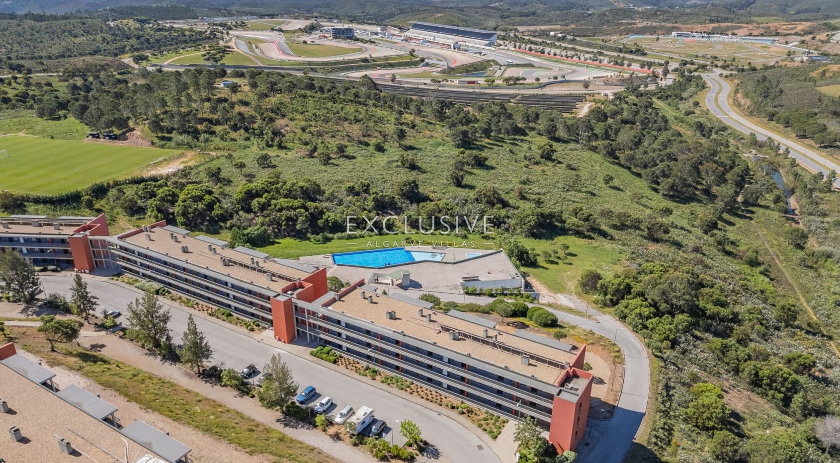 2-Zimmer-Wohnung mit Parkplatz und Pool in Portimão, Algarve-1